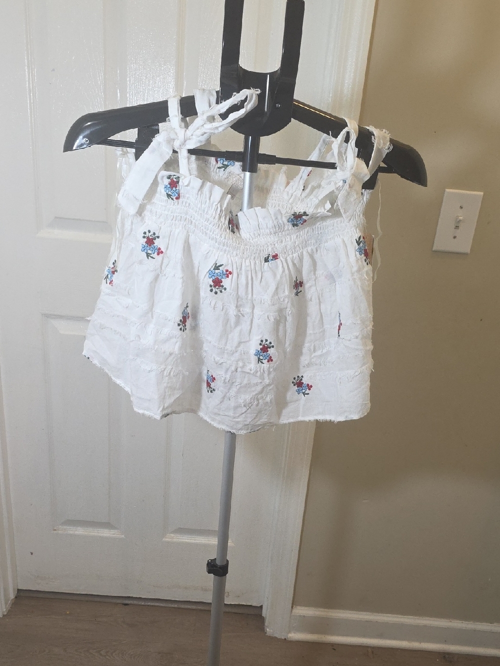 Gianni Bini White Smocked Floral Tie-Shoulder Crop Top